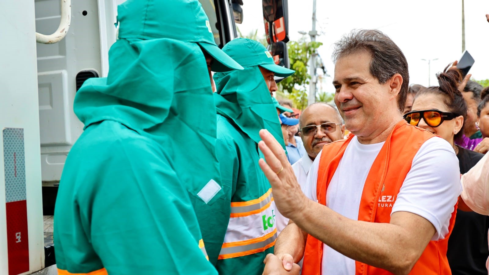 grupo de pessoas posa para a foto